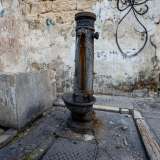 ...mentre sul marciapiede vi � una sopravvissuta cape de fiirre, antica fontana in ferro. �Non funziona pi� per� � ci avverte un residente della zona -: qualcuno ha rotto l�impianto per non farla pi� usare dagli �abusivi��